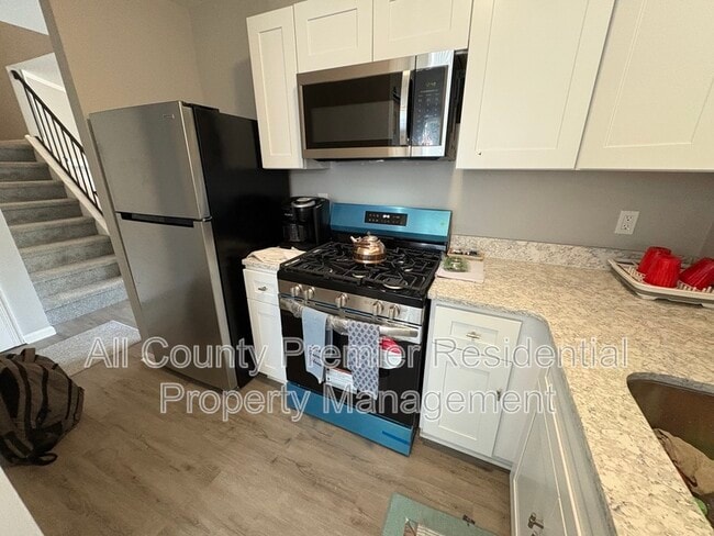 Building Photo - 38 River Bank Dr
