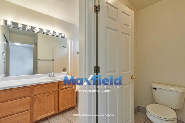 Building Photo - 3 BD 2 BA 1 GAR Townhouse - Taylorsville Utah