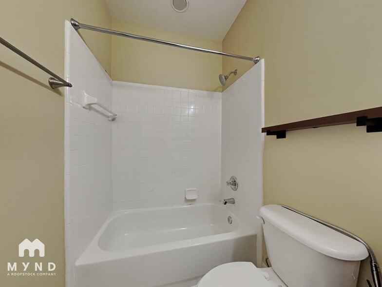 Building Photo - 711 E 9th St