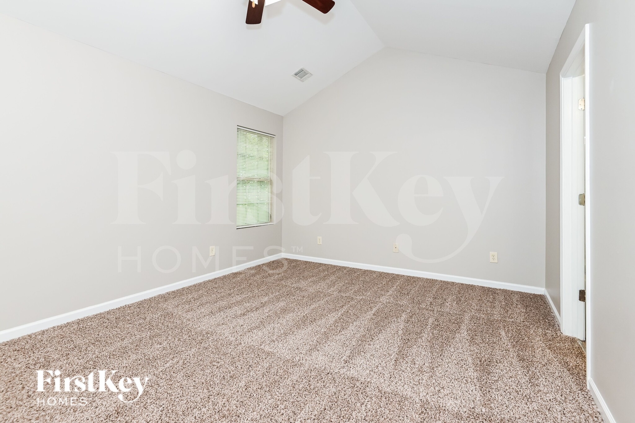 Building Photo - 380 Pine Tree Dr