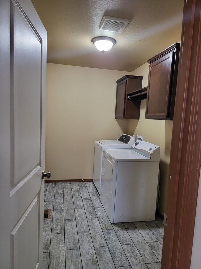 Building Photo - 609 S Washington Ave