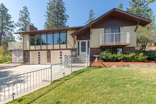 Building Photo - 3+ Bedroom, 3 Bath Available in quiet Spok...