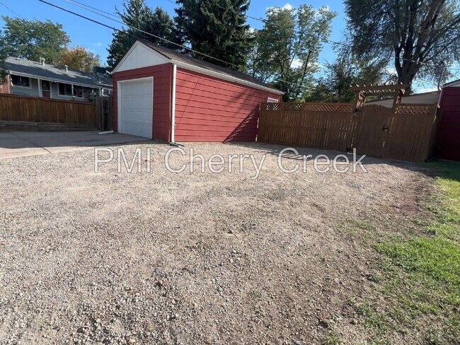 Building Photo - 3000 S Holly Pl