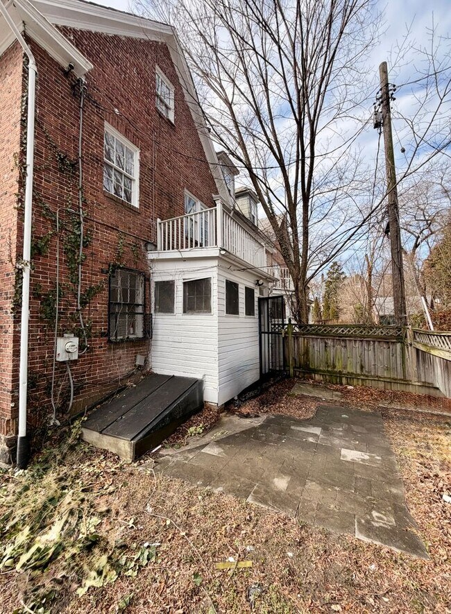 Building Photo - Huge townhome available. Four bedrooms three bath.