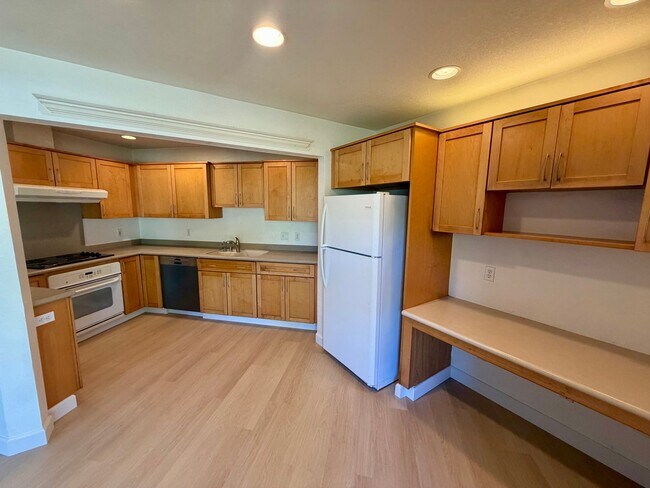 Building Photo - Prime Location! 2 Bedroom 2 Bath !