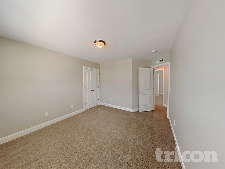 Building Photo - 834 Lakemont Dr