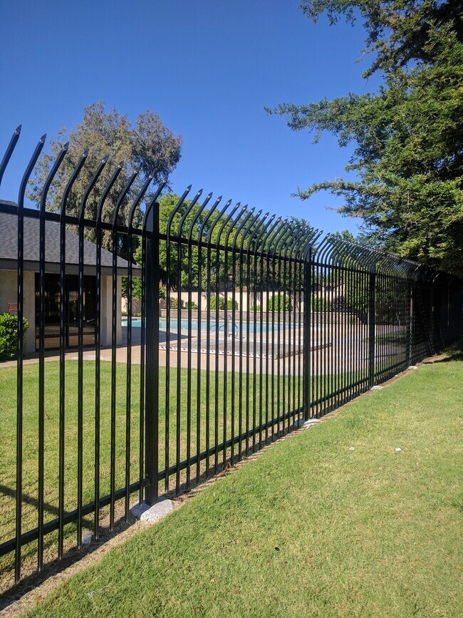 Building Photo - Townhouse in a gated community near Creeks...