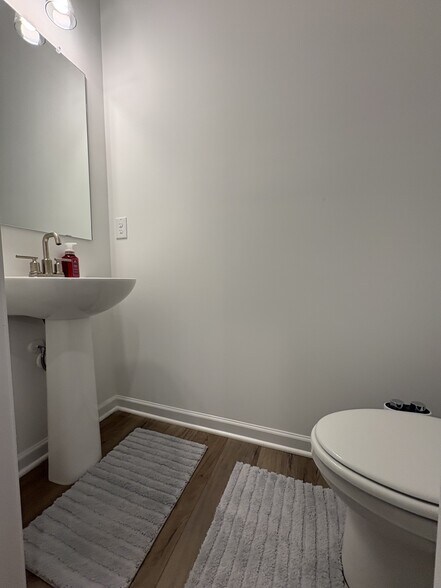 Building Photo - 6607 Wyndale Dr