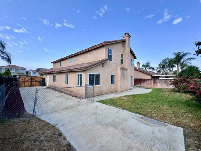 Building Photo - Spacious 4 Bedroom Home with a loft AND bo...
