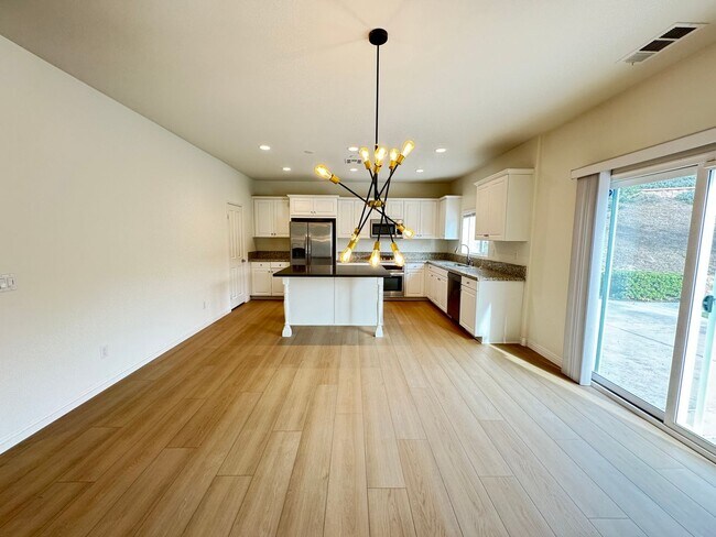 Building Photo - Beautiful 5Bd/3.5Ba Home in Cul-de-Sac in Riverside w/new Turf Back Yard and New Carpet!