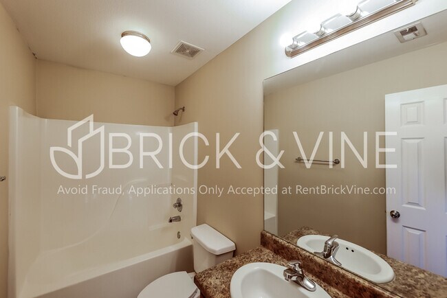 Building Photo - 229 Saratoga Ln