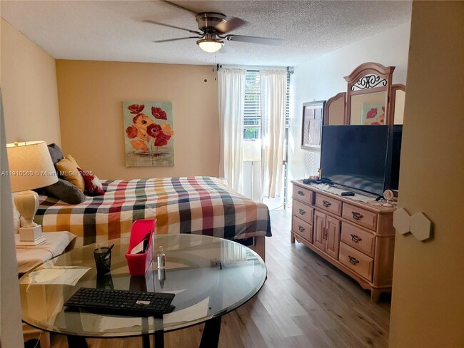 Building Photo - 3101 N Country Club Dr