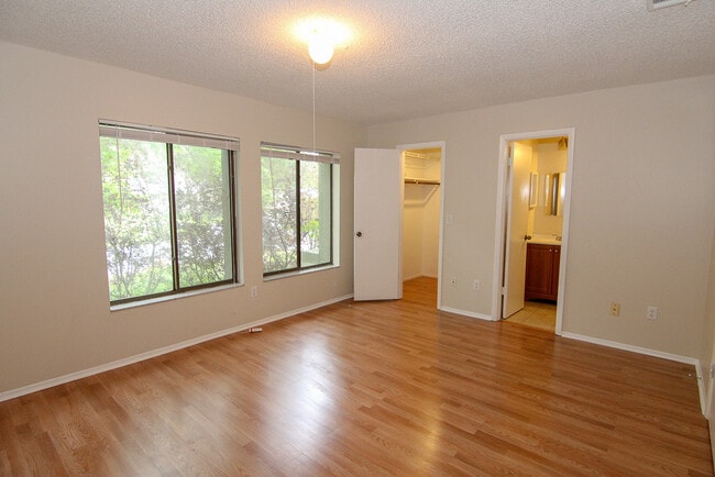 Building Photo - 3/2 Single Family home with Fenced Yard