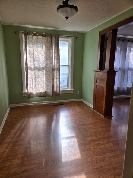 Building Photo - 252 S Oak St