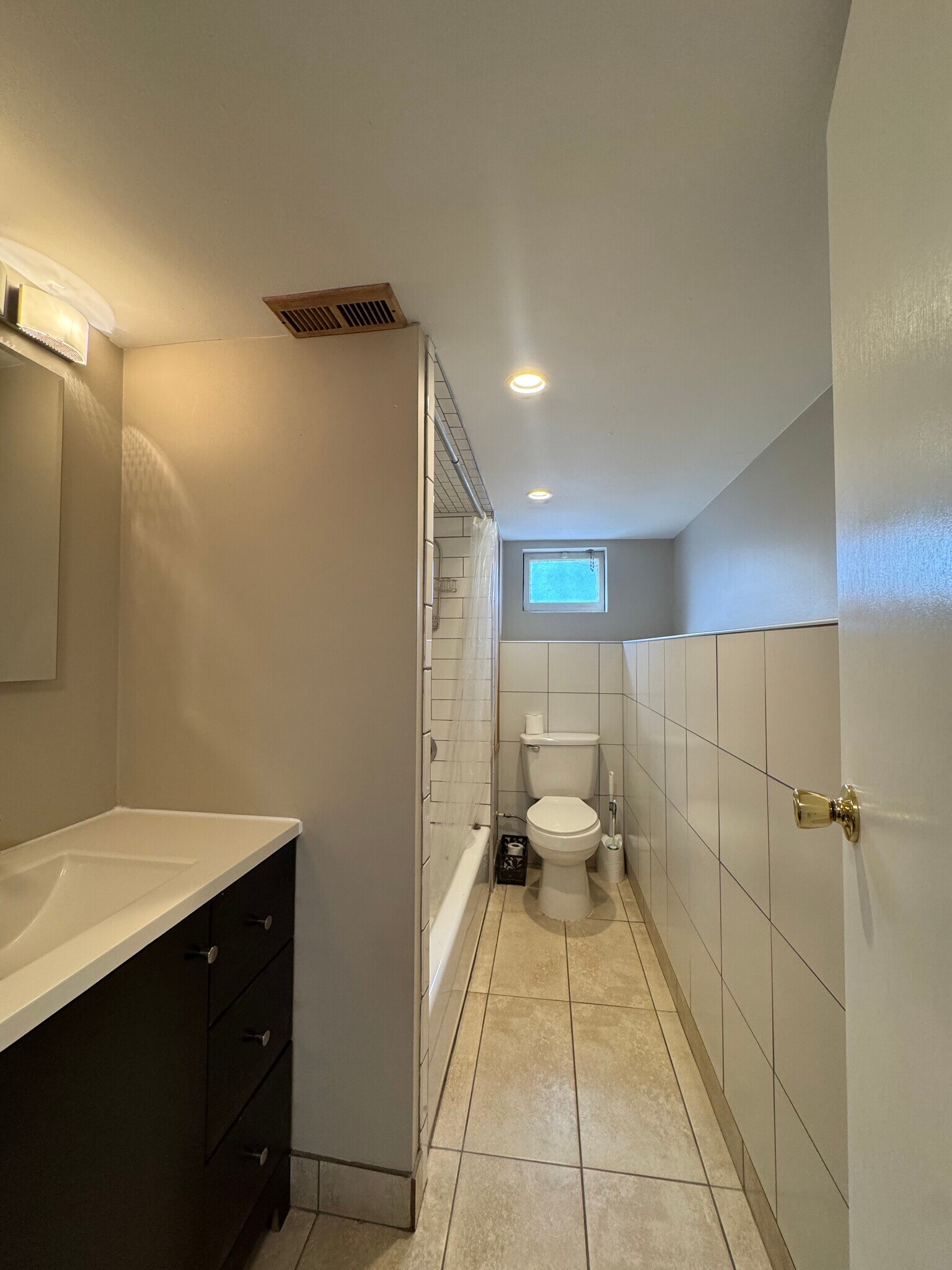 Building Photo - 259 E Kelsey Ave