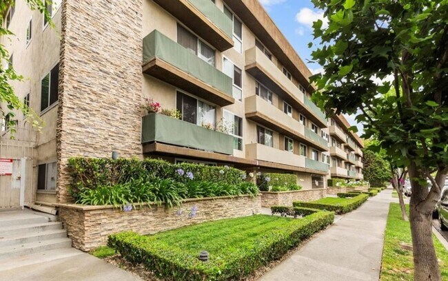 Building Photo - Hancock Park Condo