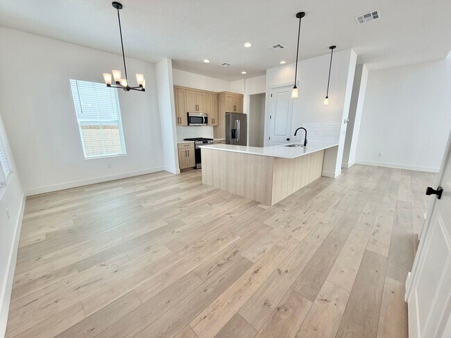 Building Photo - Desert Color 4 Bed Home!