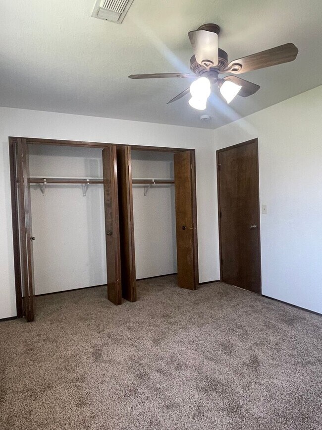 Building Photo - SPACIOUS 3 BED 2 BATH WITH A FAMILY ROOM A...