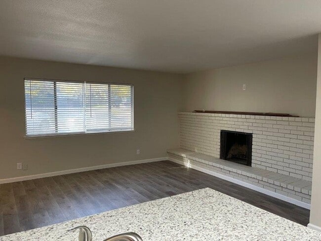 Building Photo - Single Level 2 Bedroom 1 Bath