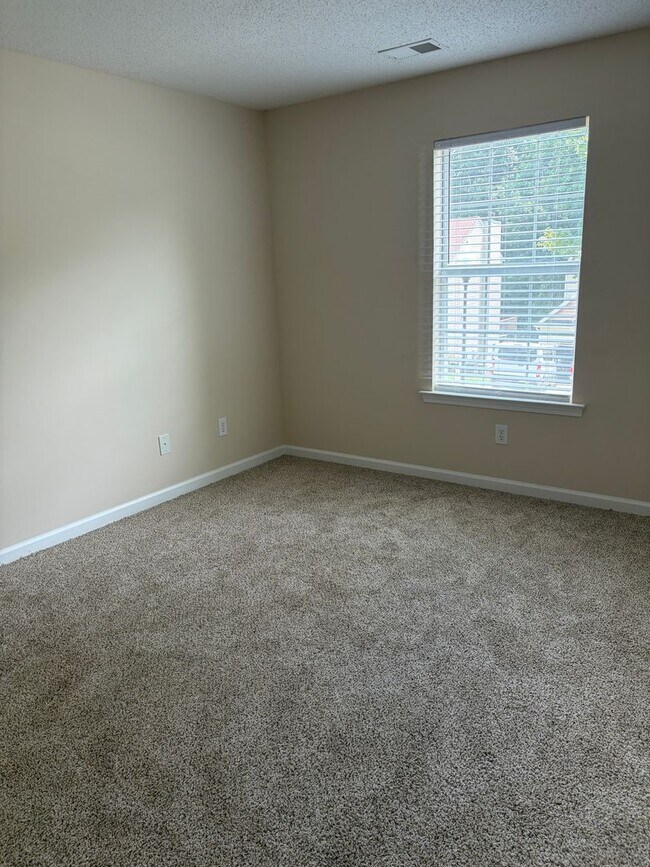Building Photo - Large Home in Established Neighborhood