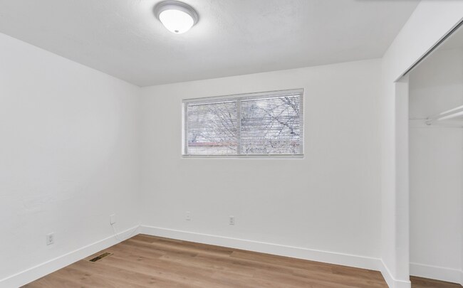 Building Photo - Ground Level 3 Bed 1 bath apartment!