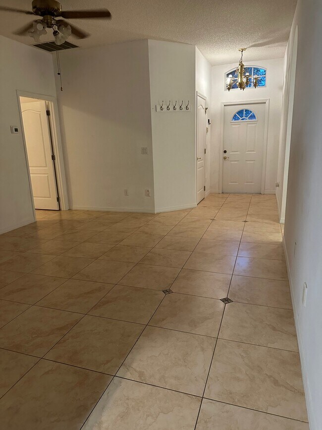 Building Photo - 4940 Bellthorn Dr