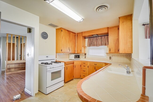 Building Photo - Charming Farmhouse Retreat in Northwest Bakersfield!