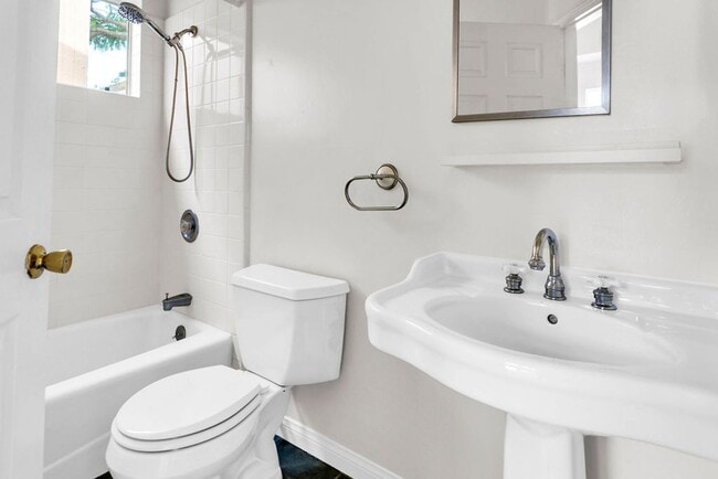 Building Photo - Great detached Home in Pacific Beach! Avai...