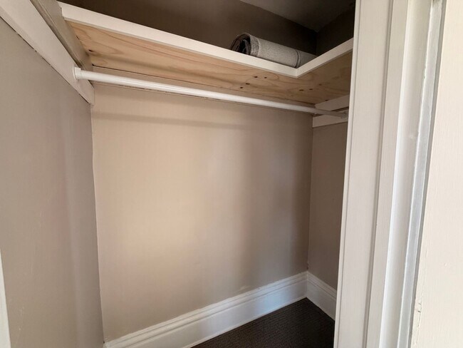 Building Photo - Two Bedroom Upper Apartment in Walker!