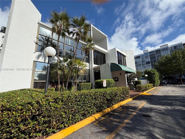 Building Photo - 1000 Parkview Dr