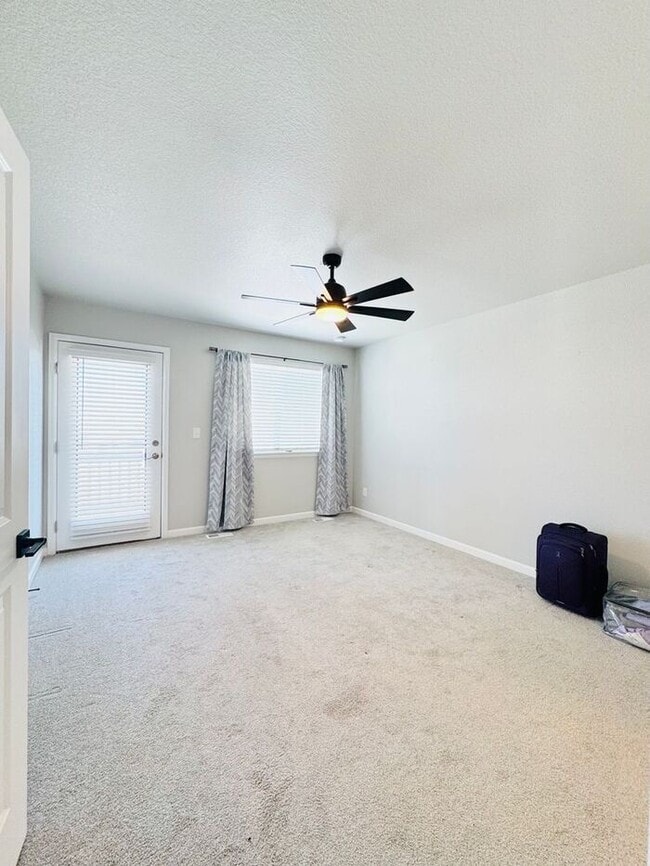 Building Photo - Beautiful 3 bedroom 3.5 bath Townhome Minutes from Downtown Johnstown