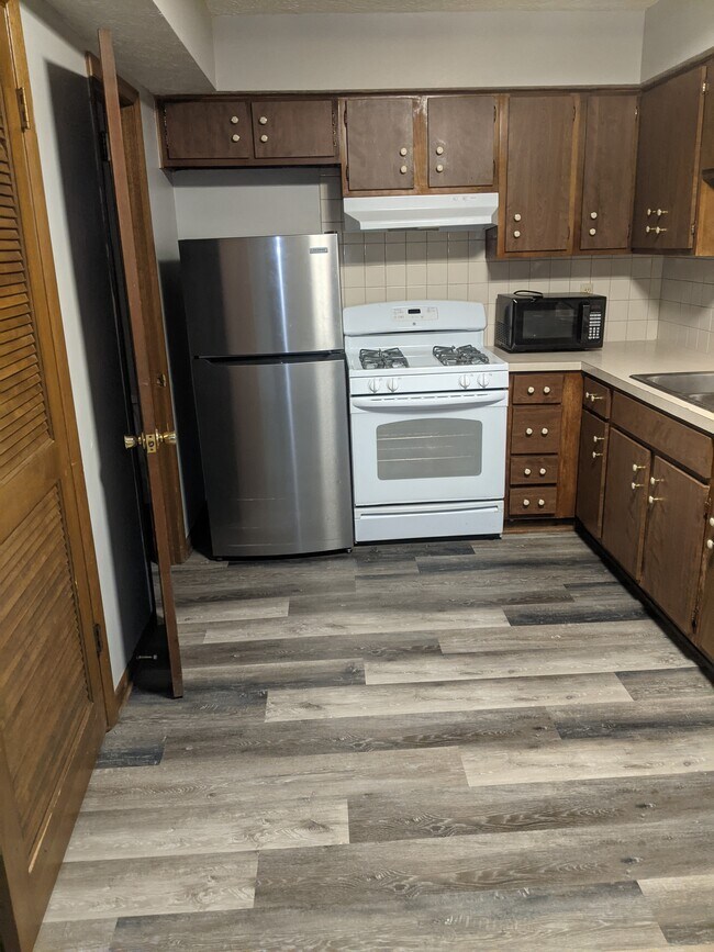 Kitchen - 39 W Lincoln St