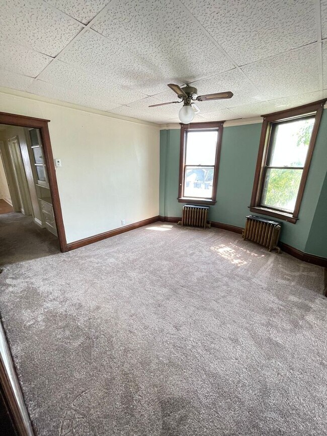 Building Photo - AVAILABLE NOW! - 2 Bed 1 Bath Lower Level ...