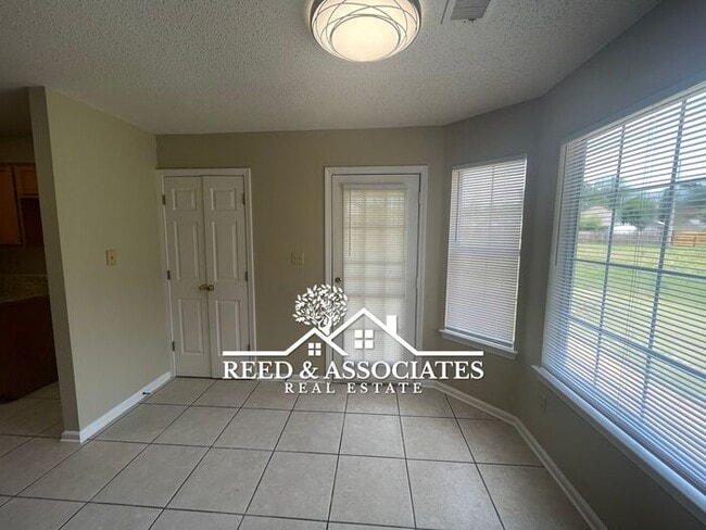 Building Photo - Charming Home Located in Quiet Cove!