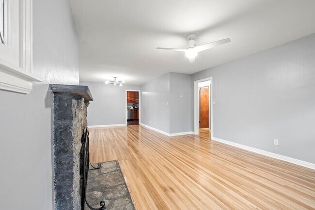 Building Photo - 304 E Schreyer Pl