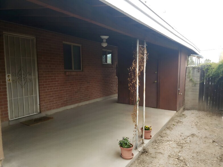 Entrance Way - 221 E Elm St