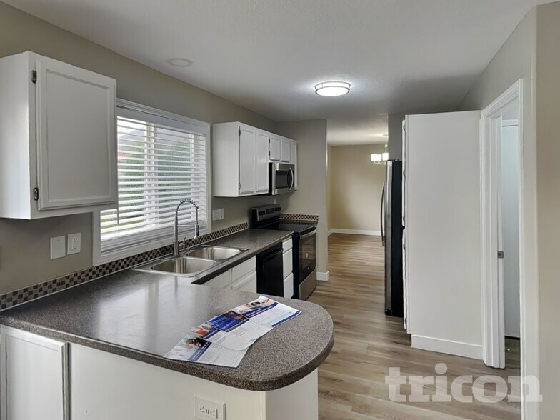 Building Photo - 16209 NE 12th St