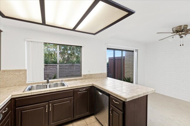 Building Photo - Escondido 2 bed 2.5 bath condo for lease