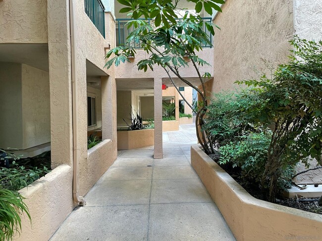 Building Photo - 640 Camino De La Reina