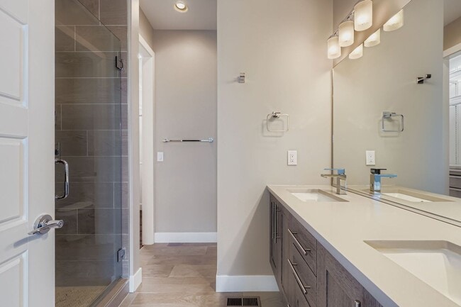 Building Photo - City Park West Home Available Immediately!