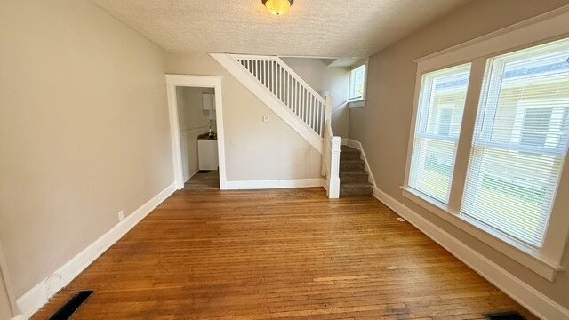 Building Photo - CENTER TOWNSHIP 3 BEDROOM DUPLEX AVAILABLE NOW!  ACCEPTS SECTION 8