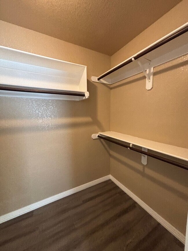 Building Photo - 525 Bretts Way