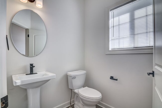 Building Photo - New 3 Bedroom Town Home