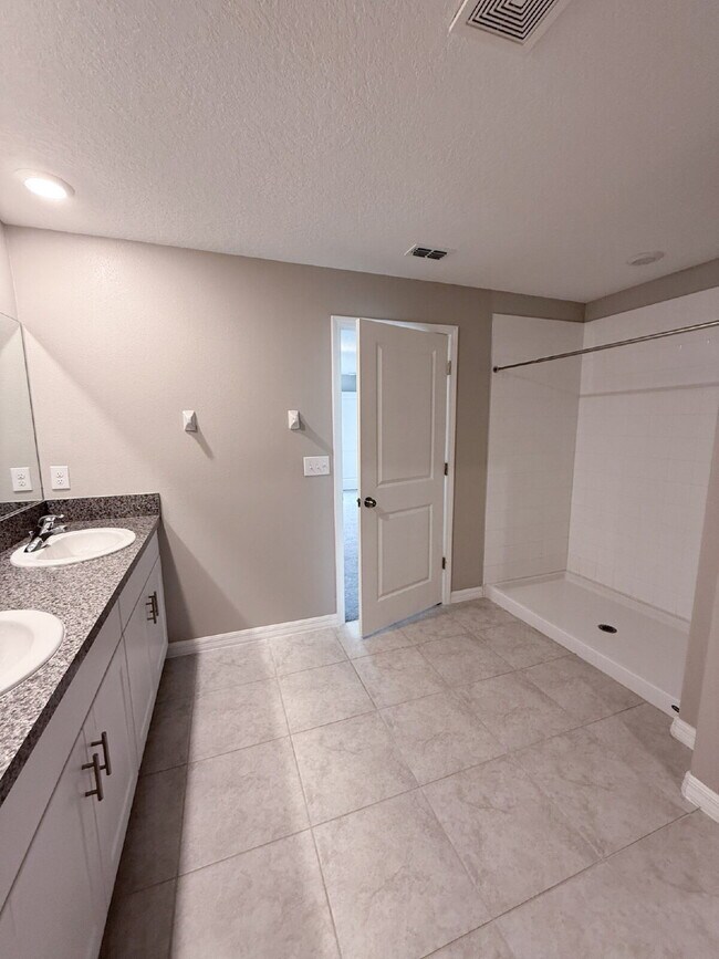 Building Photo - LIKE NEW 4-Bedroom, 2 Bath home in Triple ...