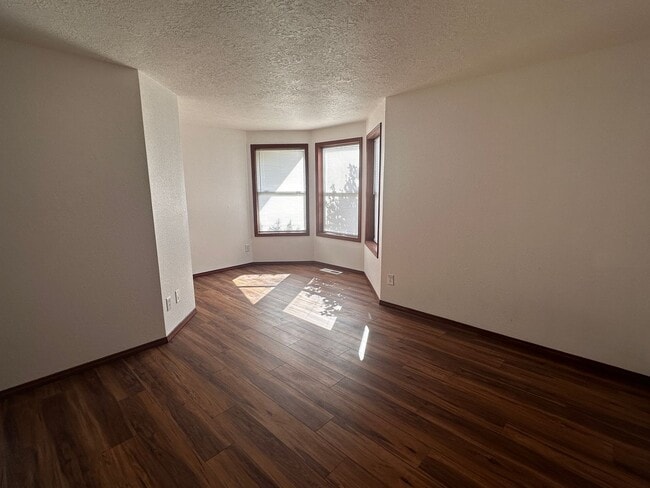 Building Photo - 3 Bedroom 2 Bath Single Family home