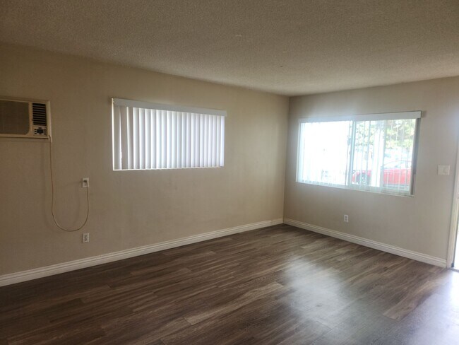 Building Photo - Affordable 2 bedroom, 1 Bath Lower Unit