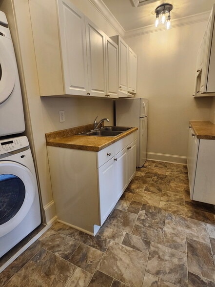 Lots of Cabinets - 250 5th St NE