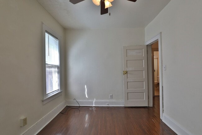 Building Photo - Central Campus - LARGE 4 Bedroom House with off-street parking