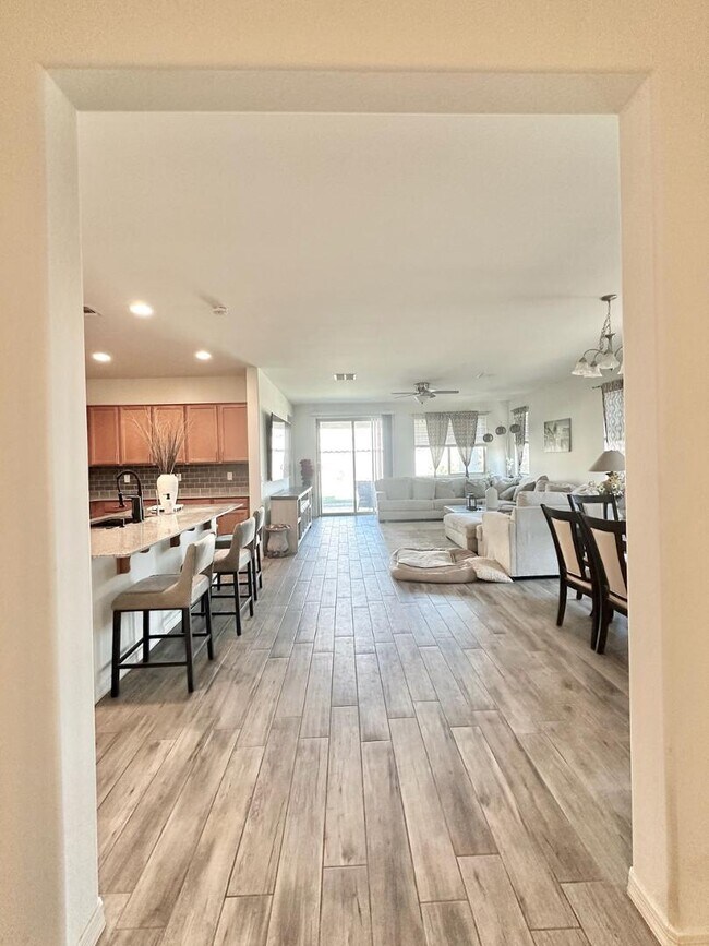 Building Photo - 16492 W Caldwell St