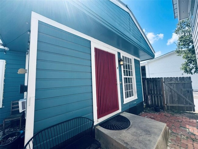 Building Photo - 711 W 35th St